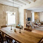 Charming & Luxurious Old Town Apartman