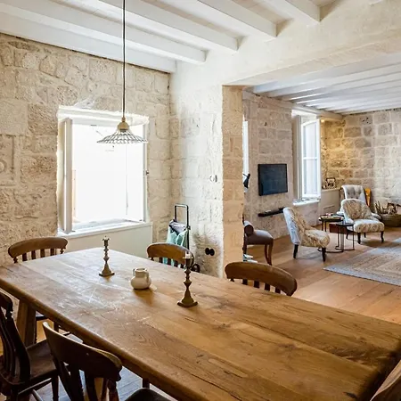 Charming & Luxurious Old Town Apartamento